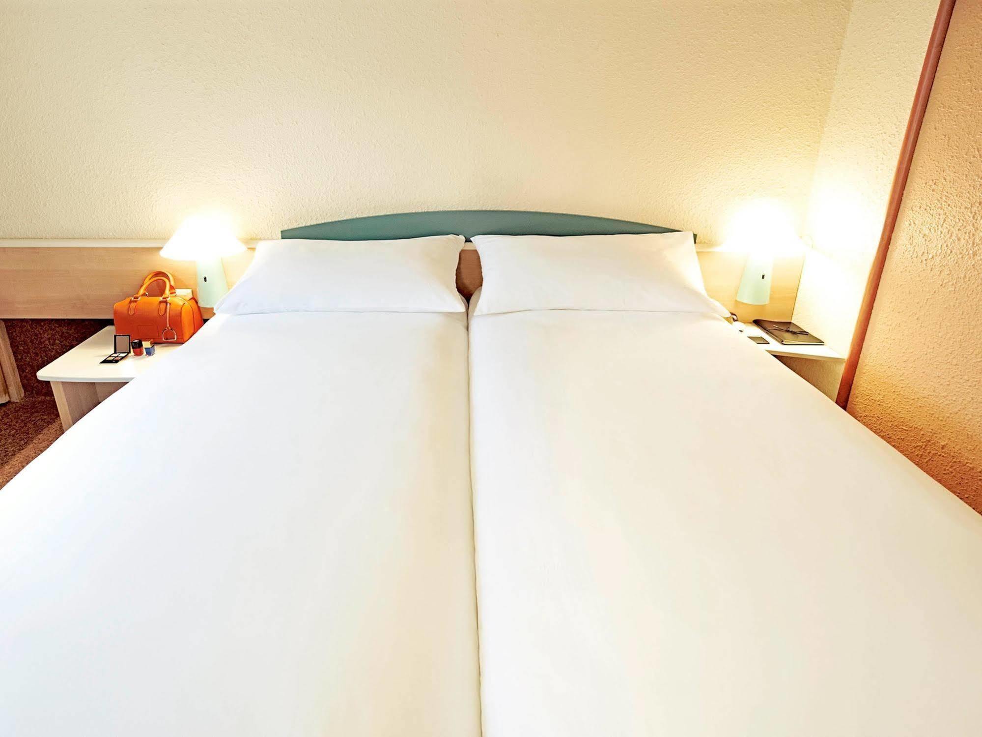 ไอบิส อาร์ช็อง ปอร์ต เด เฌแนฟ Hotel อาร์ฌ็องส์ ภายนอก รูปภาพ